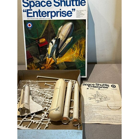 Entex Space Shuttle "Enterprise" Model Kit 1:144 Scale Kit #8529 started - Picture 2 of 16